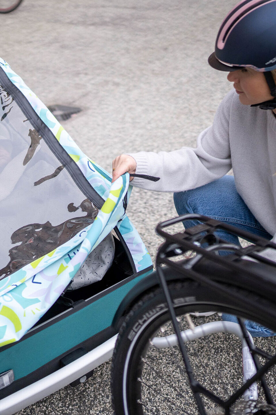 Ein Regenverdeck schützt vor Regen sowie vor Dreck und kleinen Steinchen, die vom Hinterrad hochgeschleudert werden können. Ein Regenverdeck schützt vor Regen sowie vor Dreck und kleinen Steinchen, die vom Hinterrad hochgeschleudert werden können.