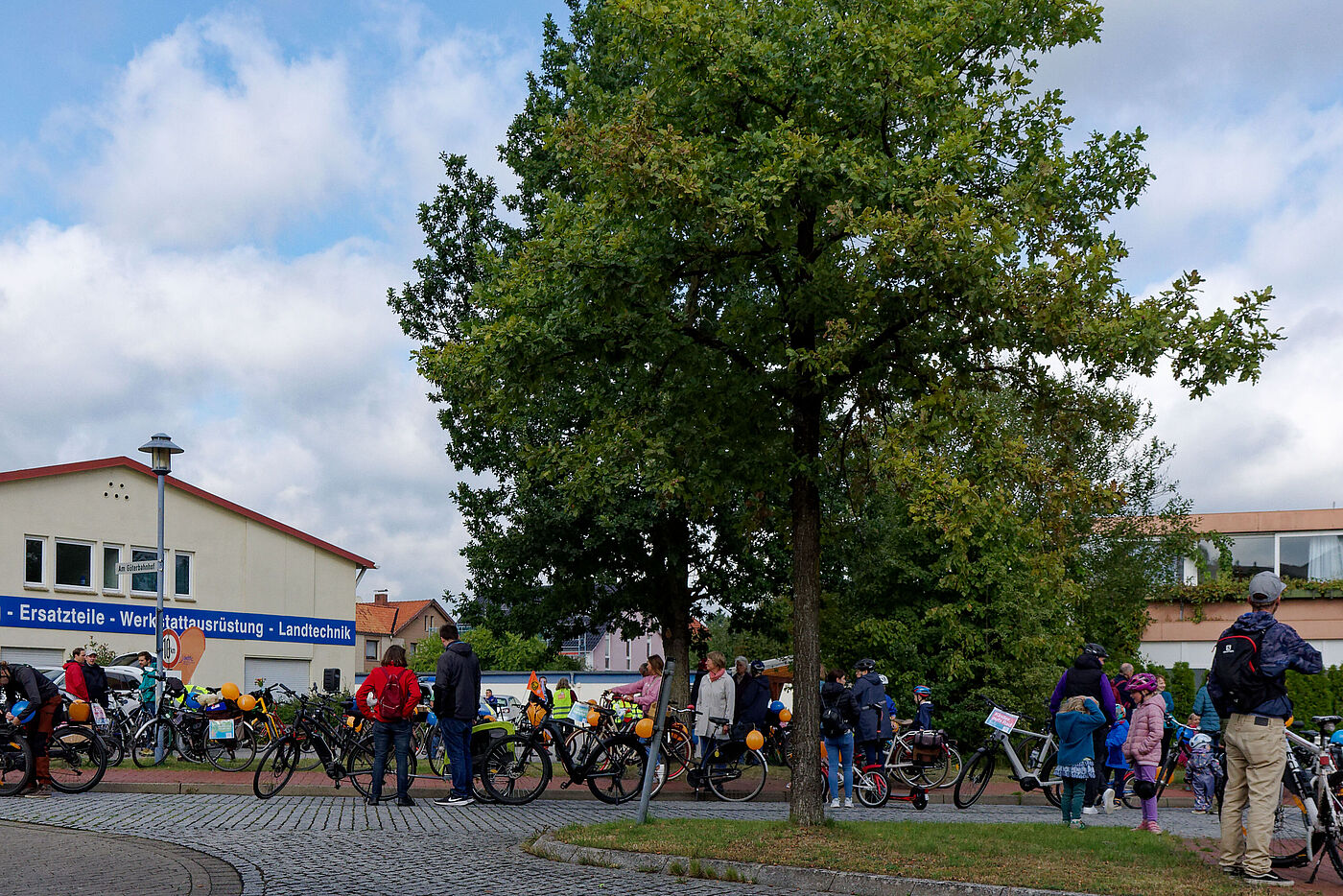 Kidical Mass Sept 2023 Treffpunkt der TeilnehmerInnen am Soltau Bahnhof