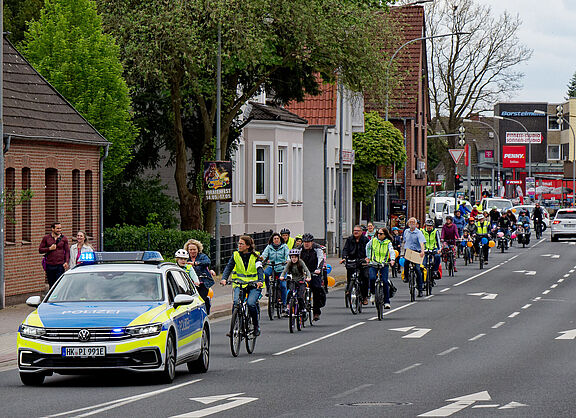 Begleitet von der Polizei zog der bunte Zug durch die Straßen von Soltau