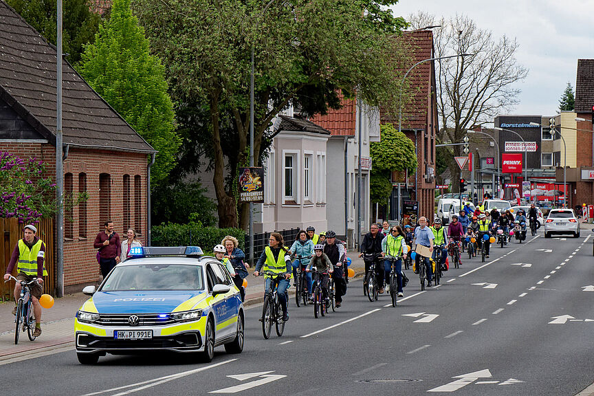 Kidical Mass Fahrrad-Demo Begleitet von der Polizei zog der bunte Zug durch die Straßen von Soltau