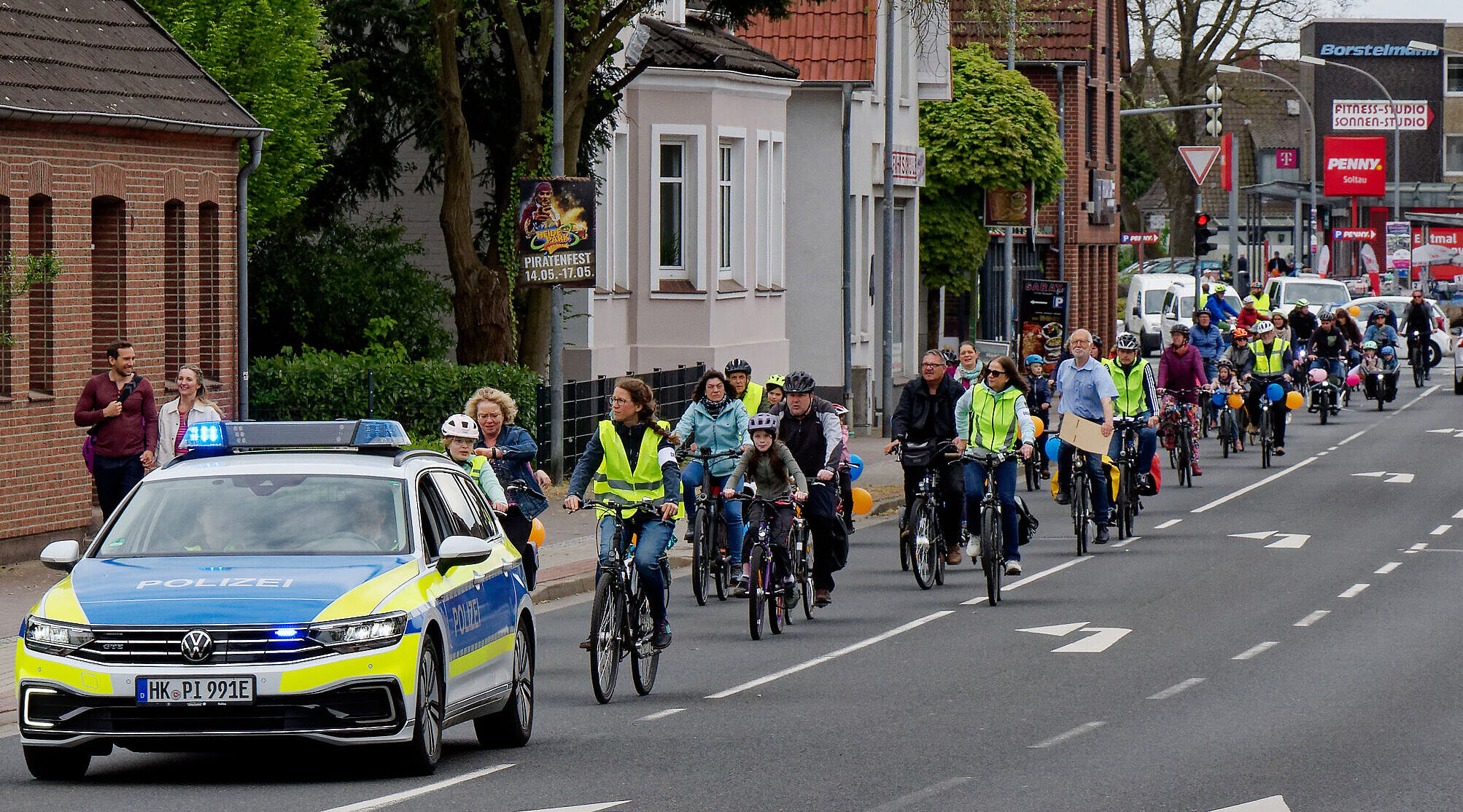 Begleitet von der Polizei zog der bunte Zug durch die Straßen von Soltau