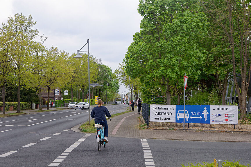 Banner an der Lüneburger Straße Hinweis auf den vorgeschriebenen Abstand beim Überholen
