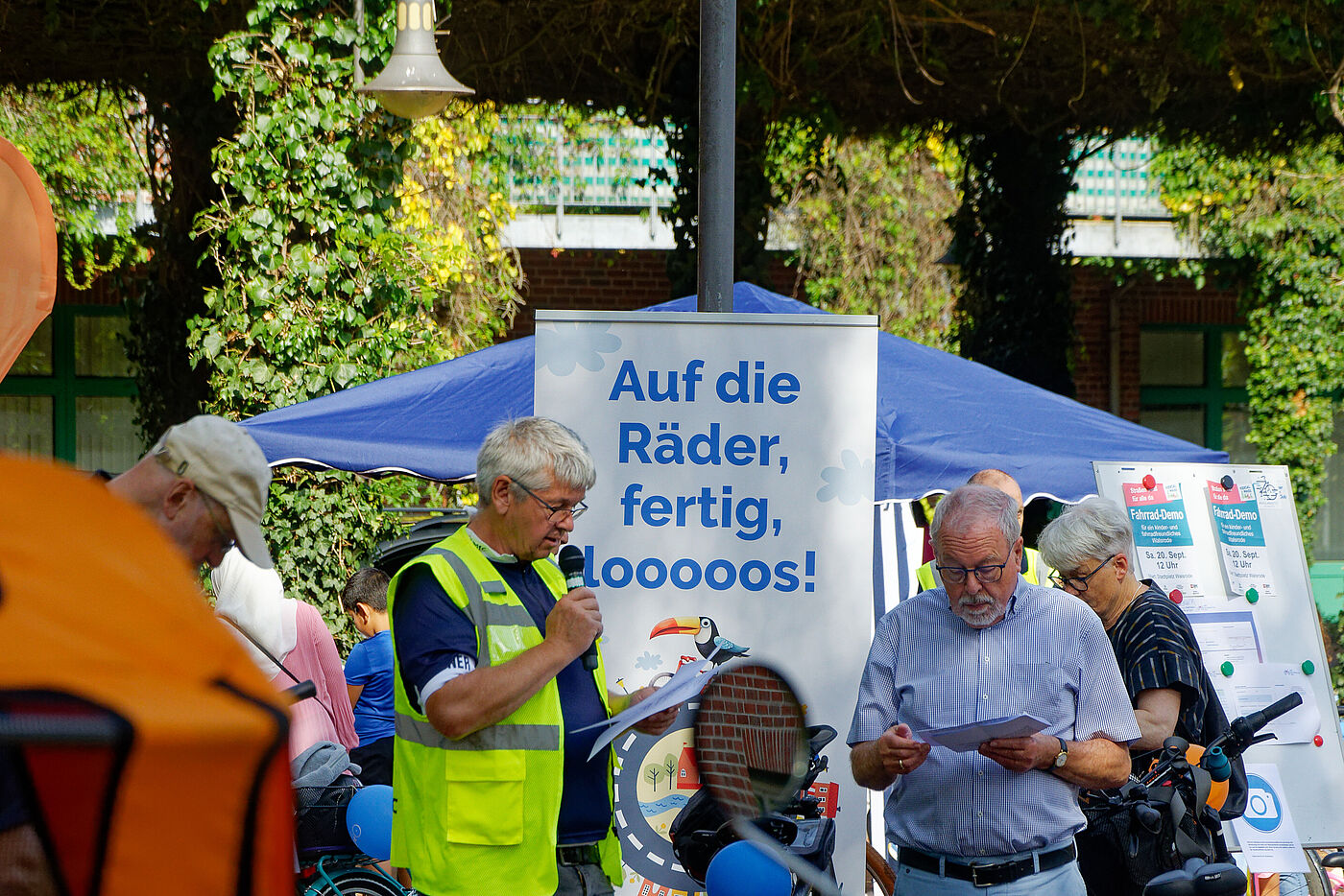 ADFC-Vorsitzender Joachim Dierks und stellvertr. Bürgermeister Wolfgang Puschmann begrüßen die Teilnehmer Der ADFC-Vorsitzender Joachim Dierks und der stellvertretende Bürgermeister Wolfgang Puschmann begrüßen die Teilnehmer