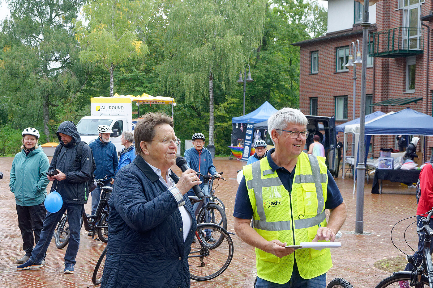 Bürgermeisterin Spöring und Joachim Dierks, Vorsitzender des ADFC Heidekreis, begrüßten die Teilnehmer