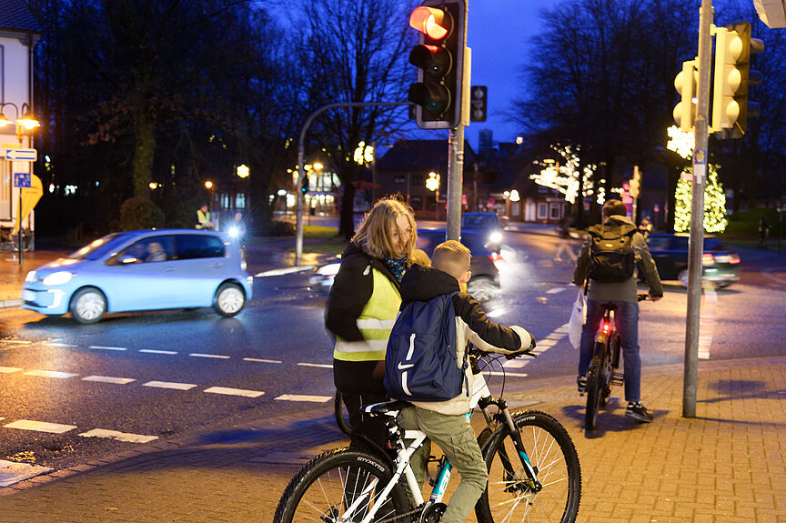 Frostpendeln Mitglieder der Gruppe "Soltau fährt Rad" überreichen an Radfahrende Zimtsterne als Dankeschön