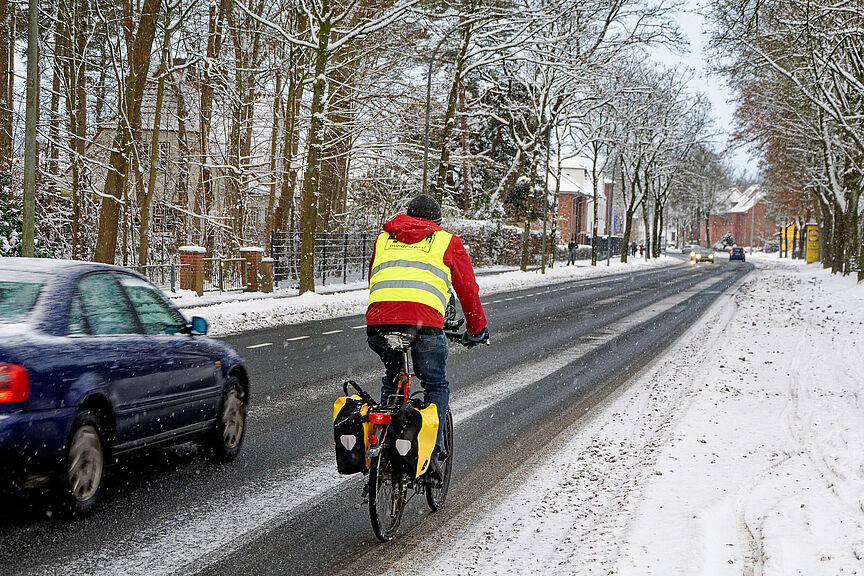 Das Überholen mit einem zu geringen Abstand gefährdet Radfahrer. Mindestens 1,50 m schreibt die Straßenverkehrsordnung vor. Radfahren im Winter