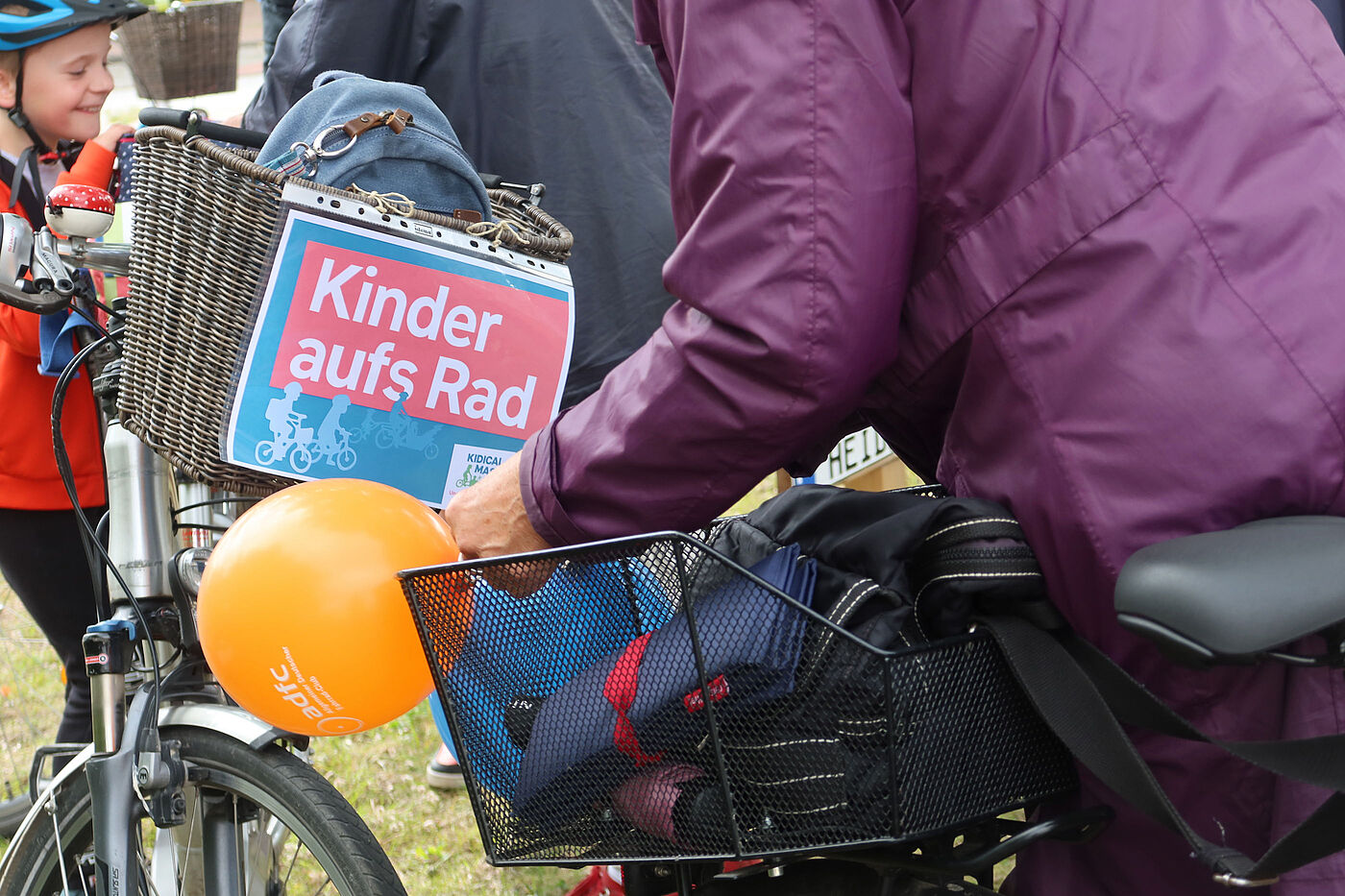 Demoschilder und Luftballons werden an die Räder gebunden