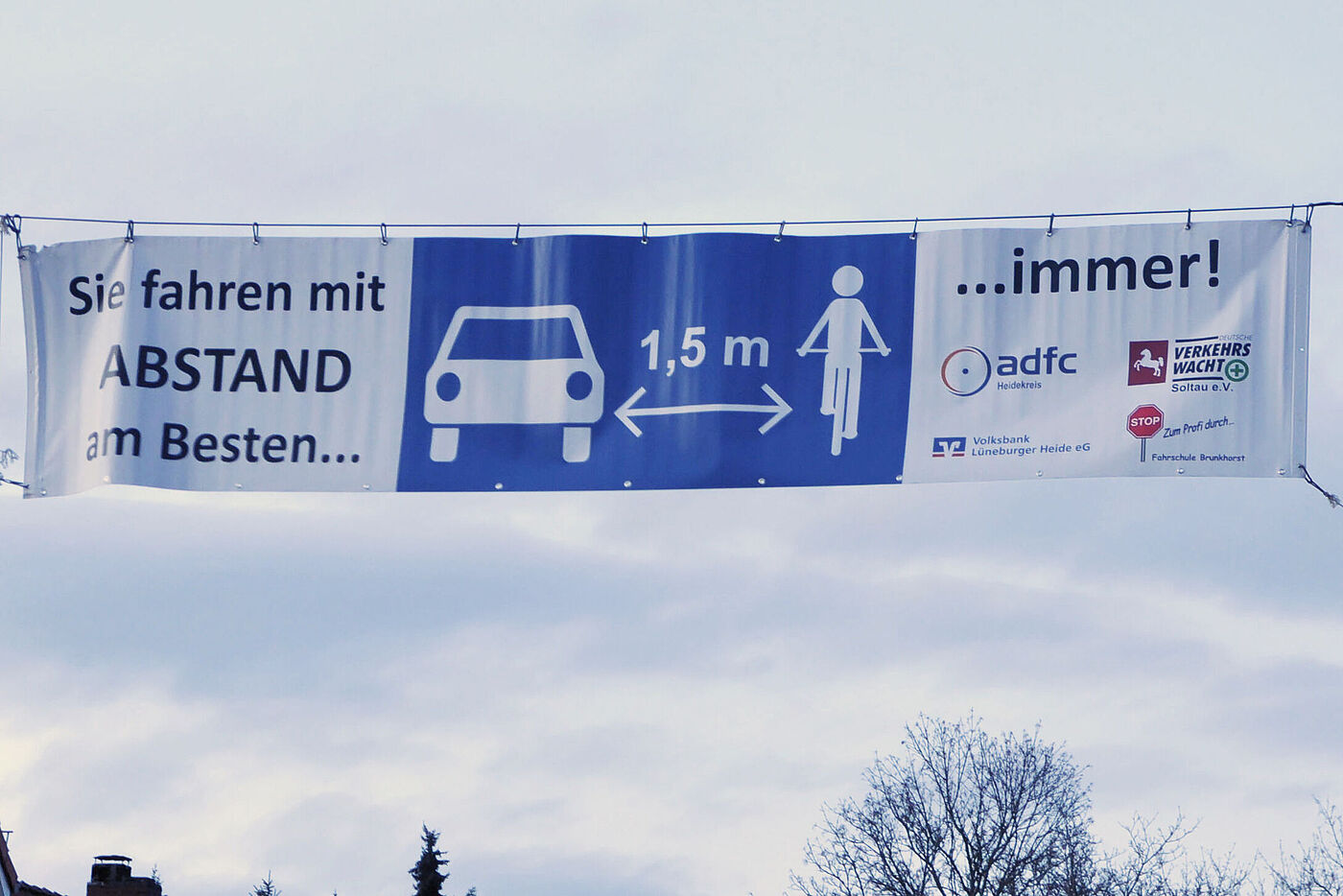 Hinweis auf den vorgeschriebenen Abstand beim Überholen