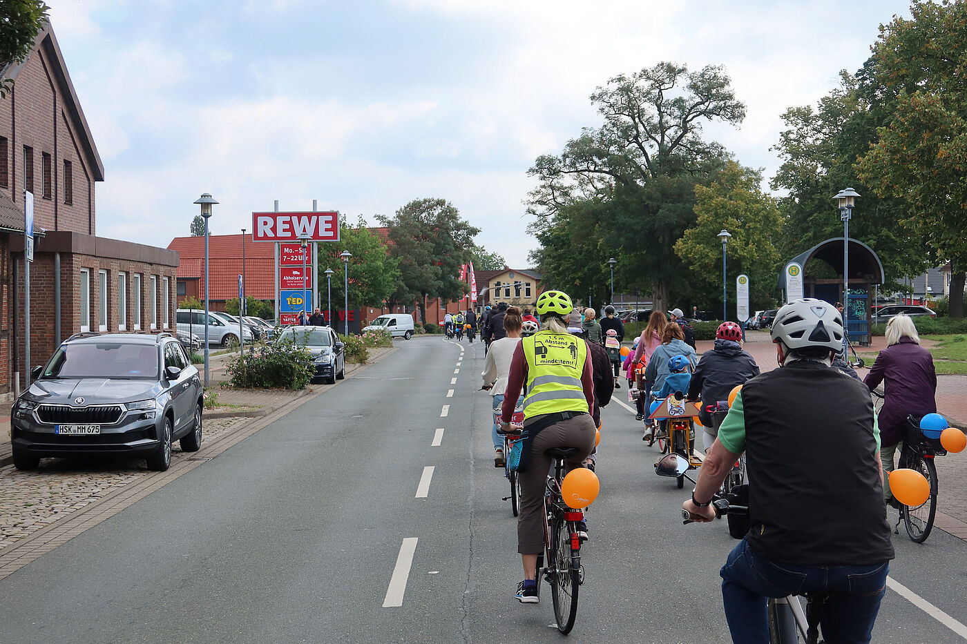 Der Demonstrationszug Am Bahnhof