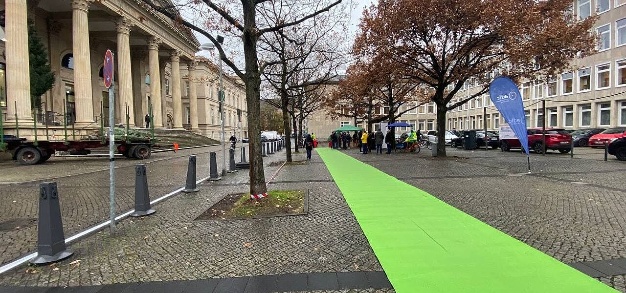 Mehr Radwege jetzt! Pop-Up Radweg vor dem Landtag anlässlich der Übergabe der Forderungen