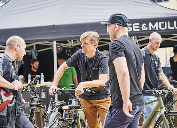 Personen diskutieren über Fahrräder Personen diskutieren über Fahrräder