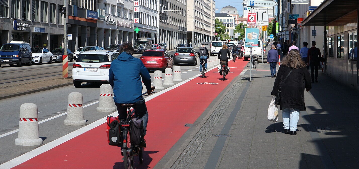 Geschützter Radfahrstreifen in Darmstadt Rheinstraße.. Geschützter Radfahrstreifen in Darmstadt Rheinstraße.